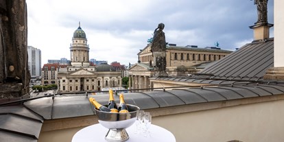 Hochzeit - Hochzeitsessen: Buffet - Berlin-Stadt - Terrasse vom Festsaal - Französischer Dom und Restaurant Hugo & Notte