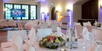 Hochzeit - Hochzeits-Stil: Boho - Berlin-Stadt - Gedeckte Tische mit Gesteck - Französischer Dom und Restaurant Hugo & Notte