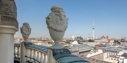 Hochzeit - Art der Location: ausgefallene Location - Berlin-Stadt - Ausblick von der Aussichtsplattform - Französischer Dom und Restaurant Hugo & Notte
