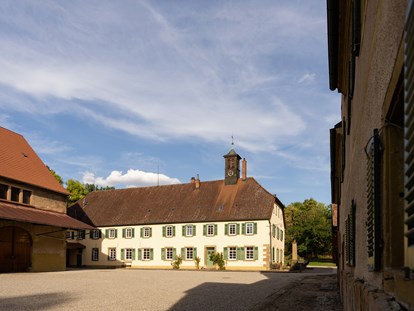 Hochzeit - Jagsthausen - Die historischen Gebäude bieten eine tolle Stimmung für jegliche Hochzeitsfotos. - Schlossgut Lautenbach