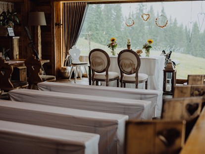 Hochzeit - Art der Location: Gasthaus - Pongau - Eine Indoor-Trauung vor einem riesigen Panoramablick. - TIERGARTEN ALM