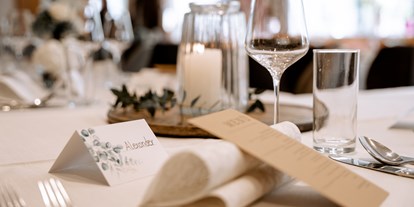 Hochzeit - Umgebung: am Land - Niederösterreich - Eine festlich gedeckte Tafel für eure Hochzeitsfeier im Gasthaus Schmidt in 2440 Reisenberg. - Gasthaus Schmidt