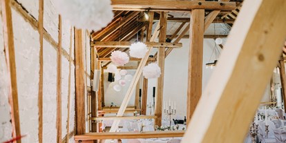 Hochzeit - Herbsthochzeit - Franken - Hohe Decken, alte Balken und Steinwände, kombiniert mit einer modernen Innenausstattung geben dem Raum etwas ganz Besonderes. - Landgut Halsberg 