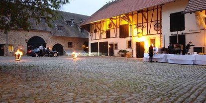 Hochzeit - Hochzeits-Stil: Traditionell - Baden-Württemberg - Bei schlechtem Wetter kann die Trauung alternativ in den Innenbereich gelegt werden. - Landgut Halsberg 
