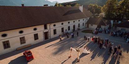 Hochzeit - Art der Location: Schloss - Pohorje z okolico - Alte Meierei Bleiburg - Innenhof mit Hochzeitsgesellschaft - ALTE MEIEREI BLEIBURG