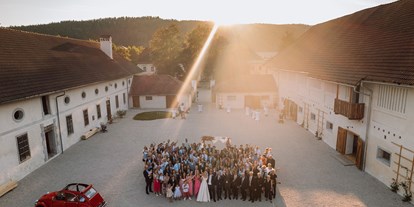 Hochzeit - Art der Location: Schloss - Kärnten - Alte Meierei Bleiburg - Innenhof mit Hochzeitsgesellschaft 2 - ALTE MEIEREI BLEIBURG