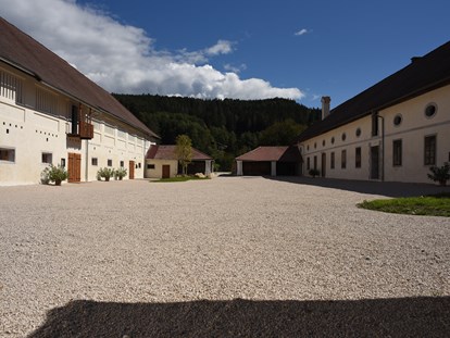 Hochzeit - Art der Location: Bauernhof/Landhaus - Grafenstein - Alte Meierei Bleiburg I Innenhof leer - ALTE MEIEREI BLEIBURG