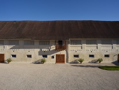 Hochzeit - Art der Location: Bauernhof/Landhaus - Diex - Alte Meierei Bleiburg I Innenhof Nordtrakt (Säulenhalle) - ALTE MEIEREI BLEIBURG