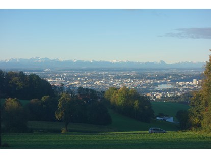 Hochzeit - Herbsthochzeit - Bezirk Urfahr-Umgebung - Atemberaubende Aussicht bis zu den Alpen - Abbrandtnergut auf dem Balkon von Linz