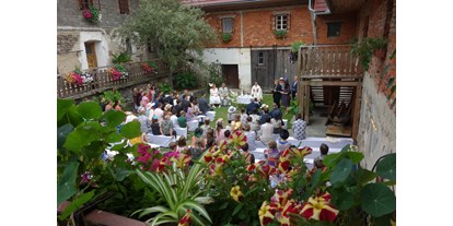 Hochzeit - Personenanzahl - Mühlviertel - Zeremonie im Innenhof - Abbrandtnergut auf dem Balkon von Linz