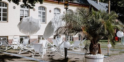 Hochzeit - Umgebung: in einer Stadt - Stutensee - Museumswiese im Sommer - Cantina Majolika