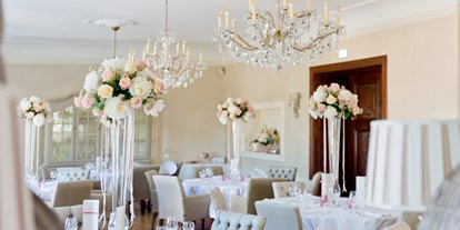 Hochzeit - Hochzeitsessen: 3-Gänge Hochzeitsmenü - Vorpommern - Festsaal dekoriert - Schloss Krugsdorf Hotel & Golf