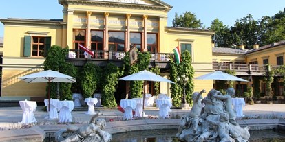Hochzeit - Umgebung: am Fluss - Oberösterreich - Sektempfang vor der Kaiservilla - Kaiservilla Bad Ischl
