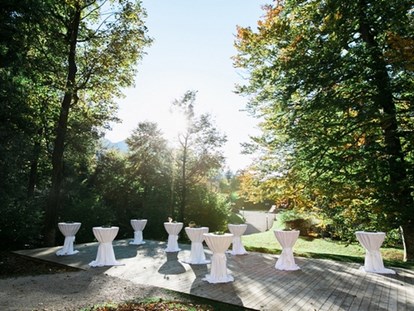 Hochzeit - Umgebung: in einer Stadt - Lenzing (Lenzing) - Terrasse vor den Stallungen  - Kaiservilla Bad Ischl