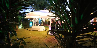 Hochzeit - barrierefreie Location - Kindenheim - Laue Sommernacht auf dem Jägerhof mit beleuchteten Schirmen und Stehtischen, 
vor dem "Hochzeittszimmer" - Jägerhof Biblis