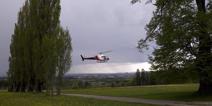 Hochzeit - Art der Location: Schloss - Oberösterreich - Der Hubschrauber bringt das frisch vermählte Brautpaare zum Hof Groß Höllnberg. - Hof Groß Höllnberg