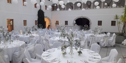 Hochzeit - Art der Location: Schloss - Oberösterreich - Der große Festsaal des Hof Groß Höllnberg mit Glasdach. - Hof Groß Höllnberg