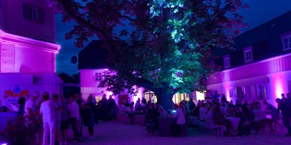 Hochzeit - Geeignet für: Seminare und Meetings - Bayern - Schlosshof beleuchtet - Schloss Falkenhaus