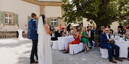 Hochzeit - Art der Location: privates Anwesen - Sektempfang Schlosshof - Schloss Falkenhaus