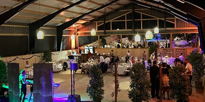 Hochzeit - Hochzeits-Stil: Boho-Glam - Franken - Eventhalle am Abend - Schloss Falkenhaus