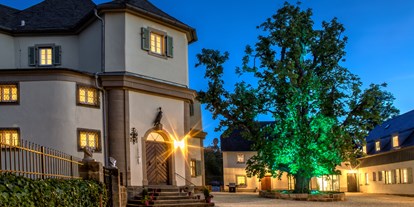 Hochzeit - Art der Location: ausgefallene Location - Bayern - Schlosshof bei Nacht - Schloss Falkenhaus