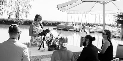 Hochzeit - Hochzeits-Stil: Boho-Glam - Leithaprodersdorf - Für eine Trauung unter freiem Himmel direkt am See (Neusiedlersee) - das Hotel Seepark-Weiden. - Strandbar im Seepark Weiden
