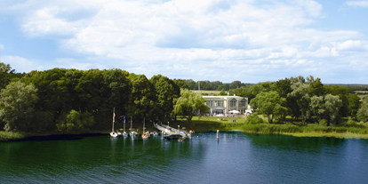 Hochzeit - Umgebung: am See - Hotel Hauptansicht vom See aus - Hotel Bollmannsruh am Beetzsee