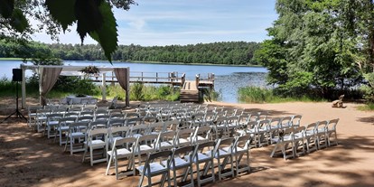 Hochzeit - Umgebung: im Park - Seenplatte - Standesamtliche und Freie Trauungen direkt am See - Van der Valk Naturresort Drewitz