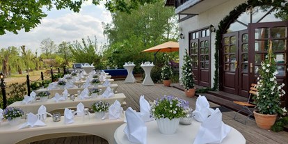 Hochzeit - Bad Saarow - Die Terrasse mit Bierzeltgarnituren bestuhlt - Spreeparadies