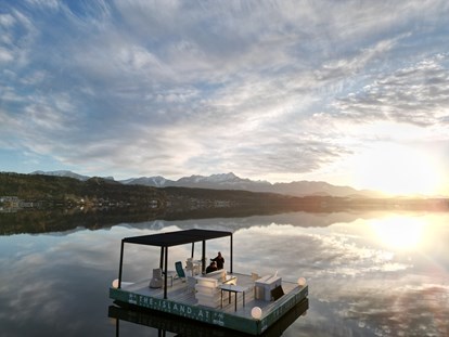Hochzeit - Herbsthochzeit - Bled - THE ISLAND ULTIMATE, Sundowner mit Blick nach Velden am Wörthersee - THE ISLAND - die schwimmende Location am Wörthersee