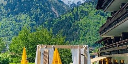 Hochzeit - barrierefreie Location - Vorarlberg - Bierbänke und auch der Hochzeitsbogen können bei uns gemietet werden.  - Relax- & Vitalhotel Adler