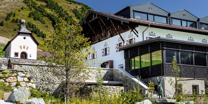 Hochzeit - Tirol - Der Blick auf unsere kleine Kirche, dem dazugehörigen Jagdschloss mit der herrlichen Westterrasse. - Jagdschloss-Resort Kühtai