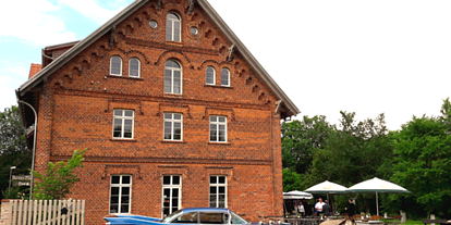 Hochzeit - Parkplatz: kostenlos - Müritz - Hochzeitsauto vor der Bolter Mühle - Bolter Mühle