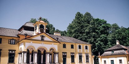 Hochzeit - Festzelt - Hof (Tiefgraben) - Haupthaus vom Eherenhof aus - Schloss Neuwartenburg