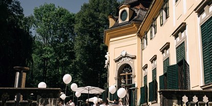Hochzeit - Standesamt - Desselbrunn - Geschotterte  Terrasse mit Ballustrade, Stauen und Springbrunnen  - Schloss Neuwartenburg
