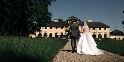 Hochzeit - Hausruck - Glückliches und erleichtertes lustwandeln im Garten - Schloss Neuwartenburg