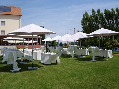 Hochzeit - Umgebung: in Weingärten - Südburgenland - Empfang und/oder Agape auf der Hotelwiese - Das Eisenberg