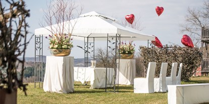 Hochzeit - Umgebung: am Land - Burgenland - Trauung unter Pavillon - Das Eisenberg