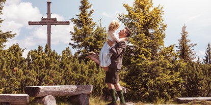 Hochzeit - Umgebung: in den Bergen - Schladming-Dachstein - Hochzeitsglück am Gipfelkreuz der bekannten "Planai" - Schafalm Planai