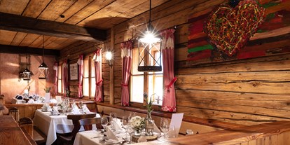 Hochzeit - Umgebung: in den Bergen - Steiermark - die rustikale Schafalm spielt alle Stücke, gerne gehen wir auch auf individuelle Wünsche ein - Schafalm Planai