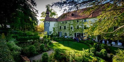 Hochzeit - Art der Location: Hotel - Niederösterreich - Standesamtliche Trauung im englischen Garten des Schloss Ernegg. - Schloss Ernegg