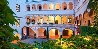 Hochzeit - Art der Location: Hotel - Niederösterreich - Arkadenhof im Schloss Ernegg (Niederösterreich)   - Schloss Ernegg