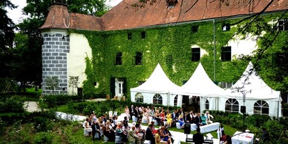 Hochzeit - Niederösterreich - Standesamtliche Trauung im englischen Garten des Schloss Ernegg - Schloss Ernegg