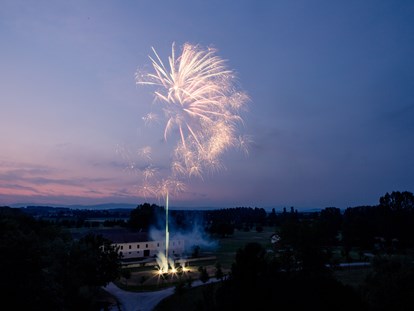 Hochzeit - Hochzeitsessen: 3-Gänge Hochzeitsmenü - Lunz am See - Mit einem abschließenden Feuerwerk lässt sich die Hochzeitsfeier herrlich abrunden. - Schloss Ernegg