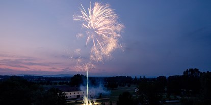 Hochzeit - Art der Location: Hotel - Niederösterreich - Mit einem abschließenden Feuerwerk lässt sich die Hochzeitsfeier herrlich abrunden. - Schloss Ernegg