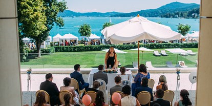 Hochzeit - Art der Location: Restaurant - Kärnten - Eine Trauung im Freien mit Blick auf den Wörthersee in Kärnten. - Falkensteiner Schlosshotel Velden