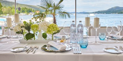 Hochzeit - Art der Location: Restaurant - Kärnten - Eine Hochzeitstafel mit Blick auf den Wörthersee. - Falkensteiner Schlosshotel Velden