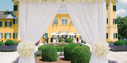 Hochzeit - Art der Location: Eventlocation - Bled - Eine Trauung im Freien - vor dem Schlosshotel Velden. - Falkensteiner Schlosshotel Velden