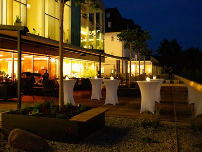 Hochzeit - Art der Location: Restaurant - Laussa - Gemütliche Atmosphäre auf der Holzterrasse vor dem Schlosscenter. - Das Schloss an der Eisenstrasse****