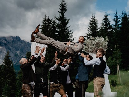 Hochzeit - Umgebung: in den Bergen - Feste feiern wie sie fallen - Die Deantnerin